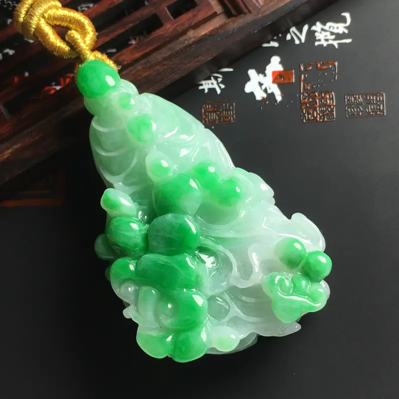 【糯种带色百财吊坠 尺寸54-32-17毫米 色泽艳丽 雕工精湛 玉质细腻】图2