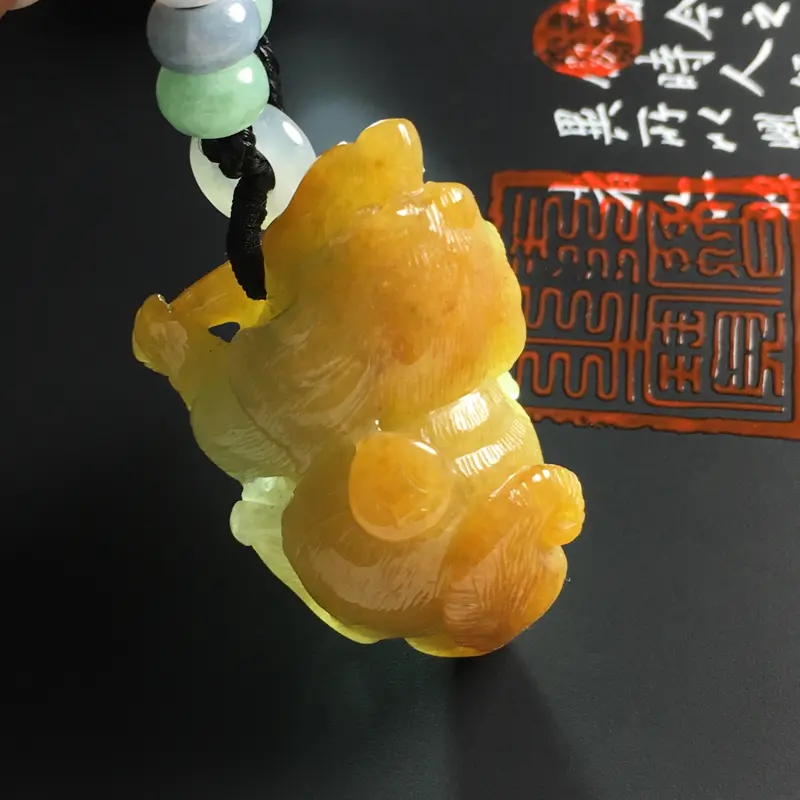 【糯种黄翡旺财吊坠 尺寸37-26-6毫米 色泽艳丽 玉质细腻 款式精致】图8