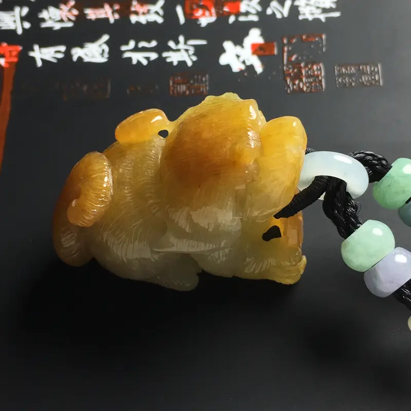 【糯种黄翡旺财吊坠 尺寸37-26-6毫米 色泽艳丽 玉质细腻 款式精致】图1