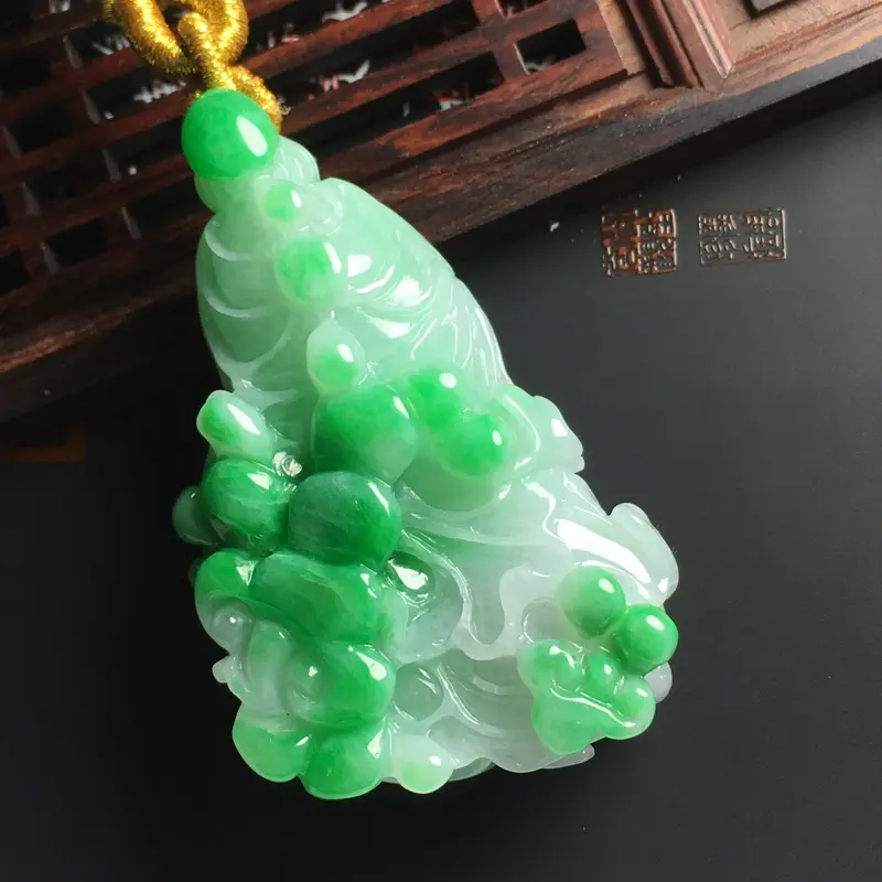 【糯种带色百财吊坠 尺寸54-32-17毫米 色泽艳丽 雕工精湛 玉质细腻】图1