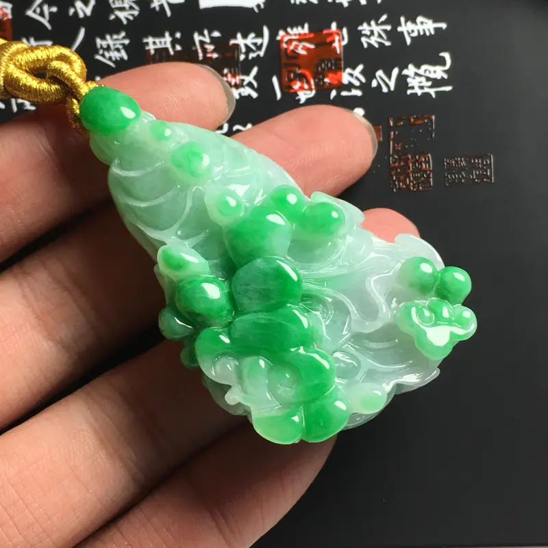 【糯种带色百财吊坠 尺寸54-32-17毫米 色泽艳丽 雕工精湛 玉质细腻】图4