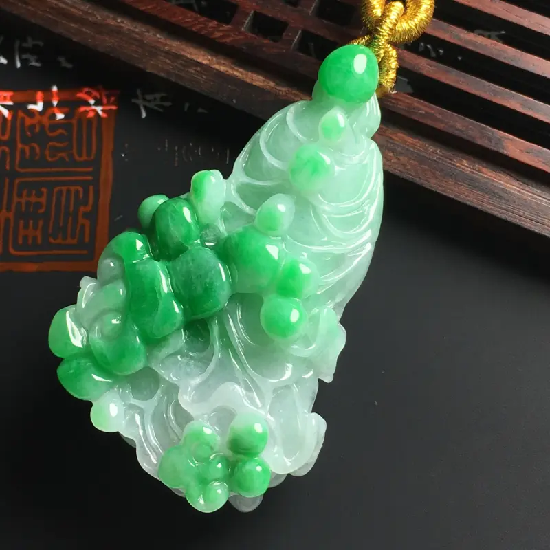 【糯种带色百财吊坠 尺寸54-32-17毫米 色泽艳丽 雕工精湛 玉质细腻】图3