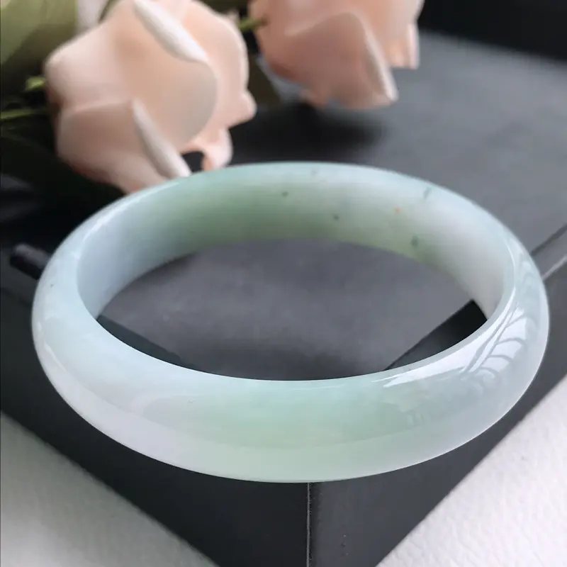 【自然光拍摄 圈口56.6mm 浅绿贵妃手镯 玉质细腻水润,条形大方,高贵优雅,端庄大气,正圈54圈口可戴
温馨提示:避免手镯圈口佩戴不合适,可以先咨询客服,询问测量圈口方法】图3