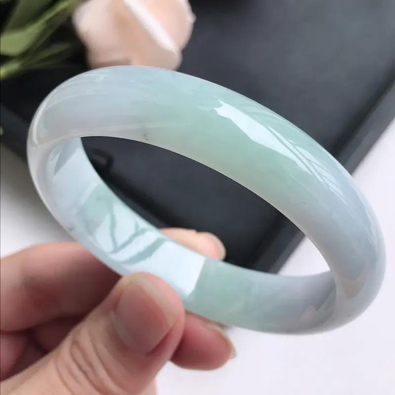 【自然光拍摄 圈口56.6mm 浅绿贵妃手镯 玉质细腻水润,条形大方,高贵优雅,端庄大气,正圈54圈口可戴
温馨提示:避免手镯圈口佩戴不合适,可以先咨询客服,询问测量圈口方法】图1