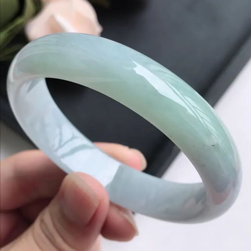 【自然光拍摄 圈口56.6mm 浅绿贵妃手镯 玉质细腻水润,条形大方,高贵优雅,端庄大气,正圈54圈口可戴
温馨提示:避免手镯圈口佩戴不合适,可以先咨询客服,询问测量圈口方法】图6