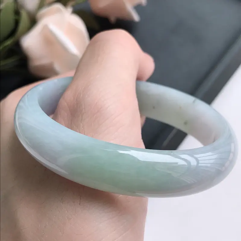 【自然光拍摄 圈口56.6mm 浅绿贵妃手镯 玉质细腻水润,条形大方,高贵优雅,端庄大气,正圈54圈口可戴
温馨提示:避免手镯圈口佩戴不合适,可以先咨询客服,询问测量圈口方法】图8