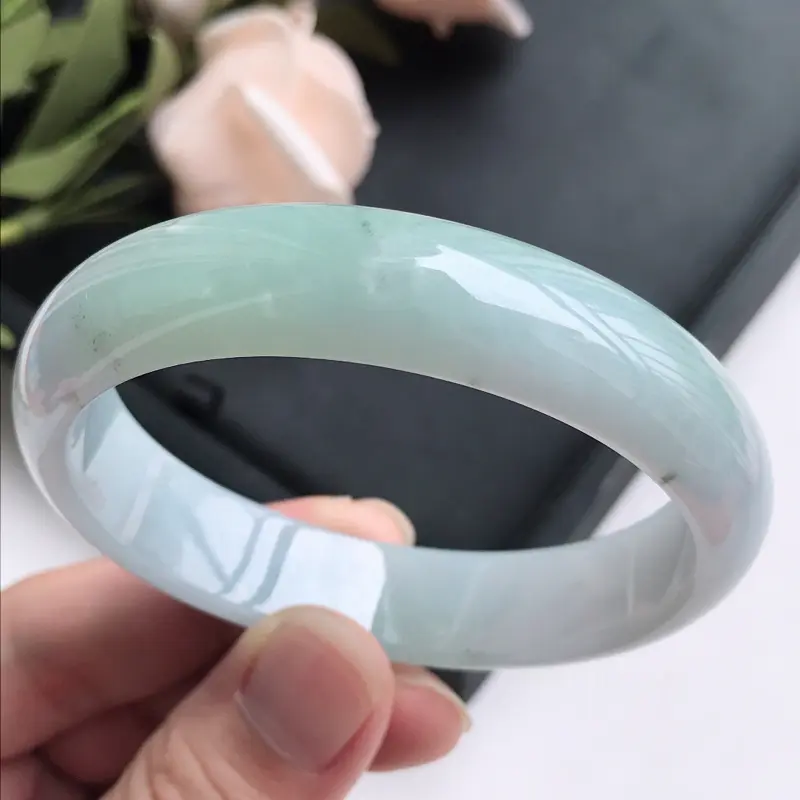 【自然光拍摄 圈口56.6mm 浅绿贵妃手镯 玉质细腻水润,条形大方,高贵优雅,端庄大气,正圈54圈口可戴
温馨提示:避免手镯圈口佩戴不合适,可以先咨询客服,询问测量圈口方法】图7
