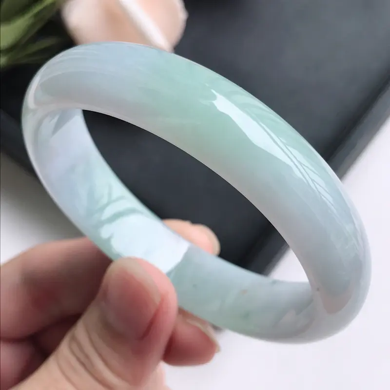 【自然光拍摄 圈口56.6mm 浅绿贵妃手镯 玉质细腻水润,条形大方,高贵优雅,端庄大气,正圈54圈口可戴
温馨提示:避免手镯圈口佩戴不合适,可以先咨询客服,询问测量圈口方法】图4