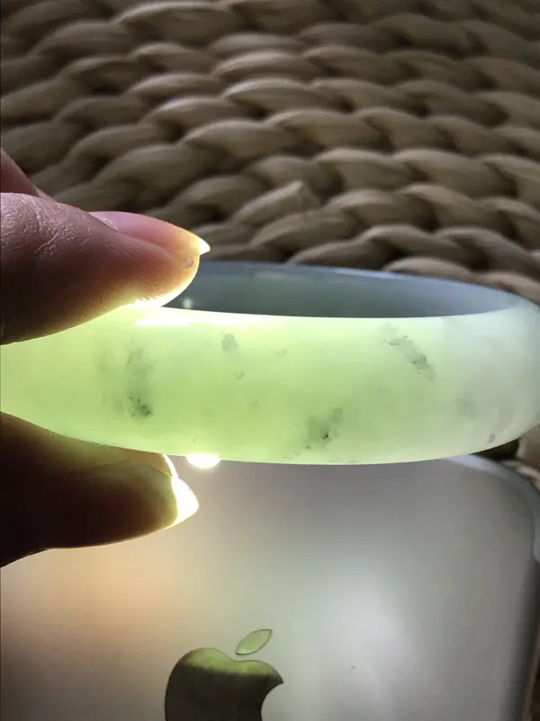 【自然光拍摄 圈口56.6mm 浅绿贵妃手镯 玉质细腻水润,条形大方,高贵优雅,端庄大气,正圈54圈口可戴
温馨提示:避免手镯圈口佩戴不合适,可以先咨询客服,询问测量圈口方法】图9