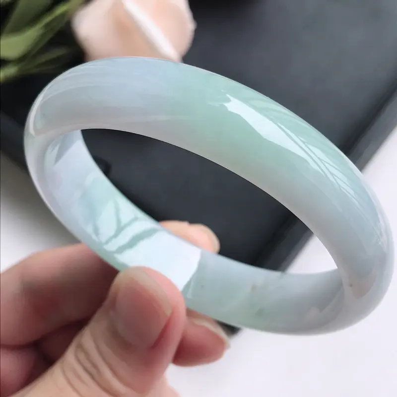 【自然光拍摄 圈口56.6mm 浅绿贵妃手镯 玉质细腻水润,条形大方,高贵优雅,端庄大气,正圈54圈口可戴
温馨提示:避免手镯圈口佩戴不合适,可以先咨询客服,询问测量圈口方法】图5
