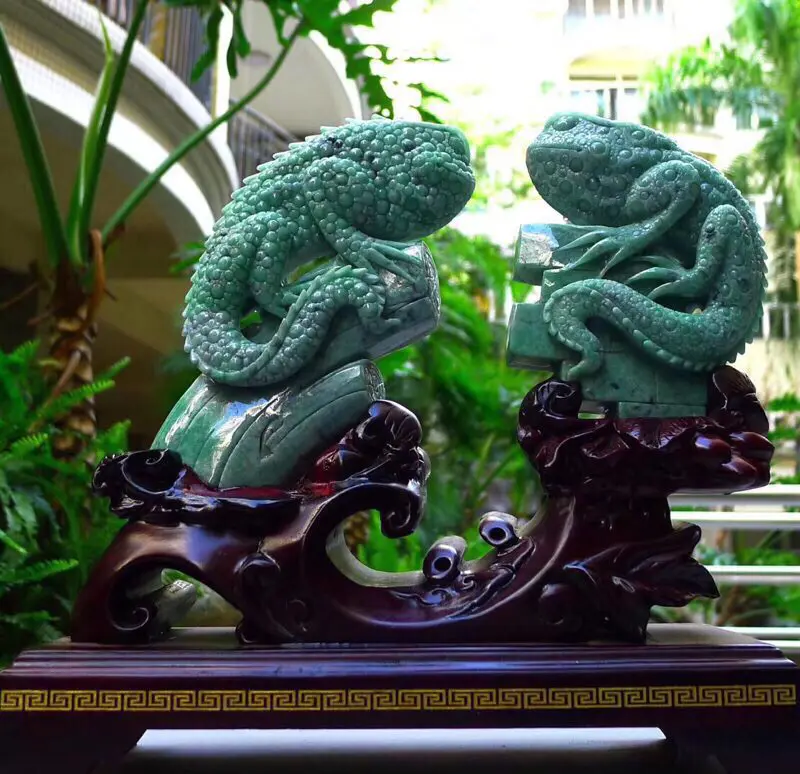 (生生不息)翡翠A货老坑水润精工满豆绿今非昔比一对(变色龙，蜥蜴)吸亿摆件 裸石尺寸：195/110/40*130/110/40连底坐：重量：2.14kg，
