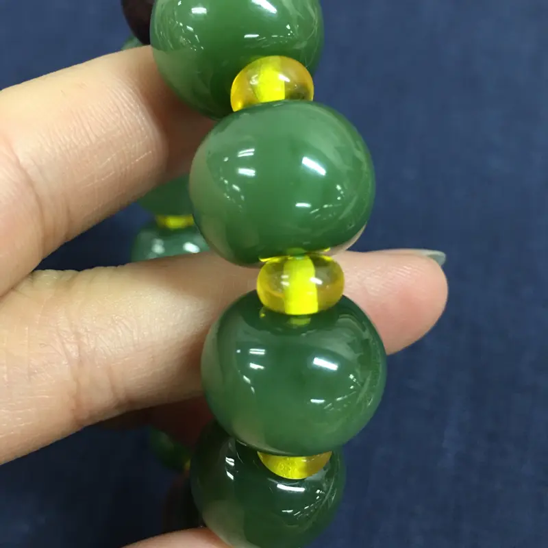 【和田玉 俄罗斯 碧玉【苹果珠手链】.
玉质细腻水润.冰底绿色.
干净清爽.上手超完美.
中间搭配木质配珠和合成黄色珠子美观大方
裸珠尺寸:18*14
重量:88.6克】图3