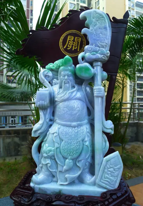 【超大件关公摆件 缅甸天然翡翠A货 精美 春带彩 飘绿霸气 义薄云天 关云长 旗开得胜 龙腾盛世 关公摆件 雕刻精美线条流畅种水好 霸气 送礼佳品 搭配精美高档檀木底座 尺寸740.390.240裸石尺520.260.90裸石重量25.90斤 赞 送礼佳品 工艺精湛 霸气种水好】图2