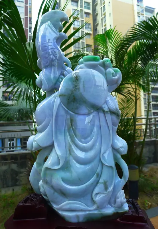 【超大件关公摆件 缅甸天然翡翠A货 精美 春带彩 飘绿霸气 义薄云天 关云长 旗开得胜 龙腾盛世 关公摆件 雕刻精美线条流畅种水好 霸气 送礼佳品 搭配精美高档檀木底座 尺寸740.390.240裸石尺520.260.90裸石重量25.90斤 赞 送礼佳品 工艺精湛 霸气种水好】图8