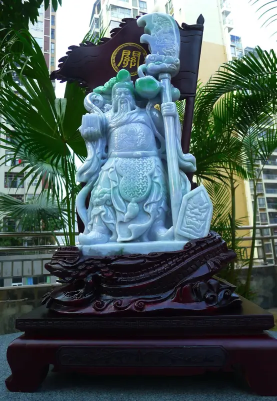 【超大件关公摆件 缅甸天然翡翠A货 精美 春带彩 飘绿霸气 义薄云天 关云长 旗开得胜 龙腾盛世 关公摆件 雕刻精美线条流畅种水好 霸气 送礼佳品 搭配精美高档檀木底座 尺寸740.390.240裸石尺520.260.90裸石重量25.90斤 赞 送礼佳品 工艺精湛 霸气种水好】图1