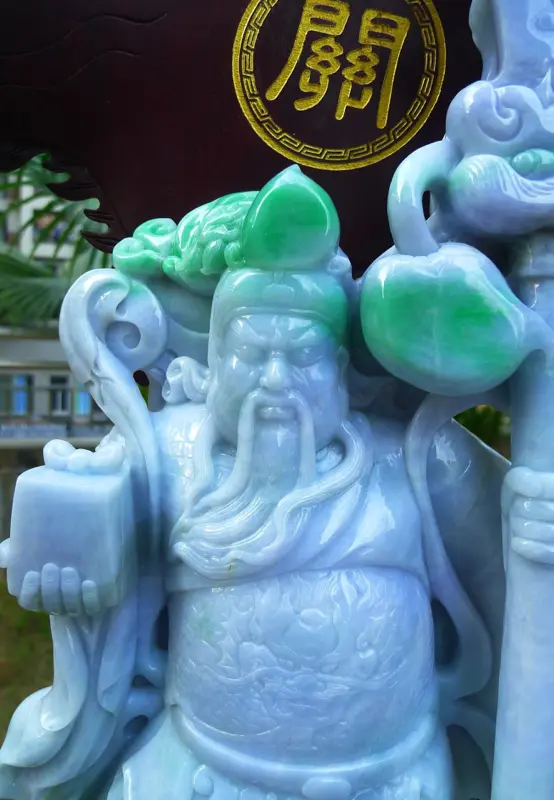 【超大件关公摆件 缅甸天然翡翠A货 精美 春带彩 飘绿霸气 义薄云天 关云长 旗开得胜 龙腾盛世 关公摆件 雕刻精美线条流畅种水好 霸气 送礼佳品 搭配精美高档檀木底座 尺寸740.390.240裸石尺520.260.90裸石重量25.90斤 赞 送礼佳品 工艺精湛 霸气种水好】图4
