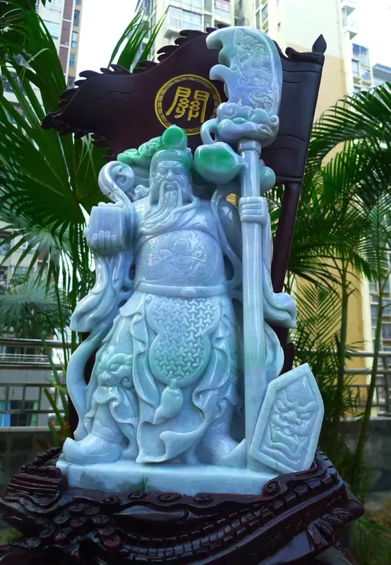 【超大件关公摆件 缅甸天然翡翠A货 精美 春带彩 飘绿霸气 义薄云天 关云长 旗开得胜 龙腾盛世 关公摆件 雕刻精美线条流畅种水好 霸气 送礼佳品 搭配精美高档檀木底座 尺寸740.390.240裸石尺520.260.90裸石重量25.90斤 赞 送礼佳品 工艺精湛 霸气种水好】图3