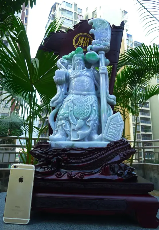 【超大件关公摆件 缅甸天然翡翠A货 精美 春带彩 飘绿霸气 义薄云天 关云长 旗开得胜 龙腾盛世 关公摆件 雕刻精美线条流畅种水好 霸气 送礼佳品 搭配精美高档檀木底座 尺寸740.390.240裸石尺520.260.90裸石重量25.90斤 赞 送礼佳品 工艺精湛 霸气种水好】图7