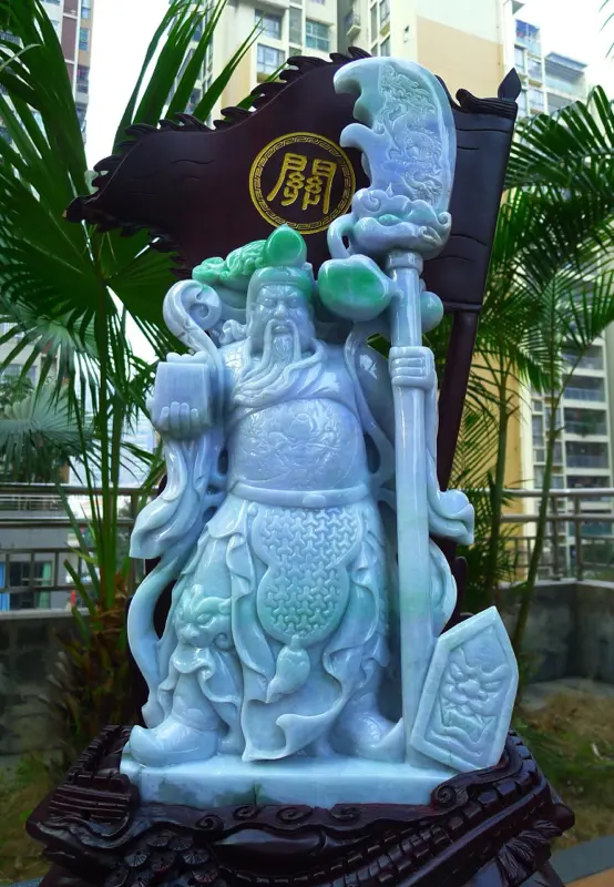 【超大件关公摆件 缅甸天然翡翠A货 精美 春带彩 飘绿霸气 义薄云天 关云长 旗开得胜 龙腾盛世 关公摆件 雕刻精美线条流畅种水好 霸气 送礼佳品 搭配精美高档檀木底座 尺寸740.390.240裸石尺520.260.90裸石重量25.90斤 赞 送礼佳品 工艺精湛 霸气种水好】图5