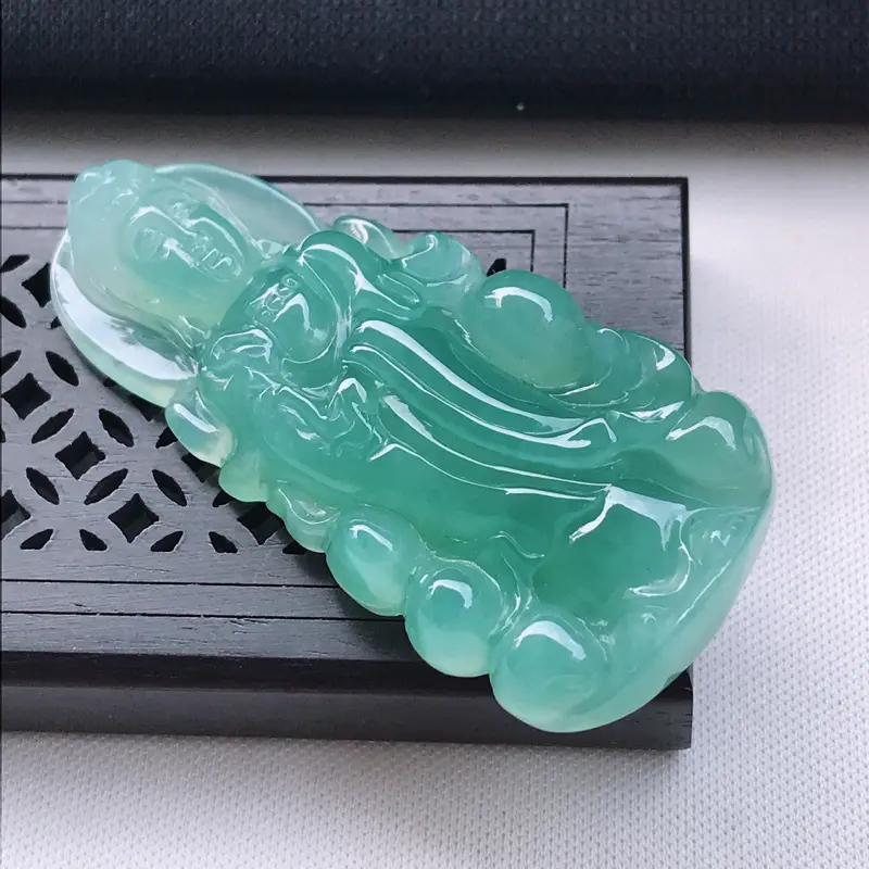 晶石灵翡翠吊坠A货(晶石和翡翠有什么区别)