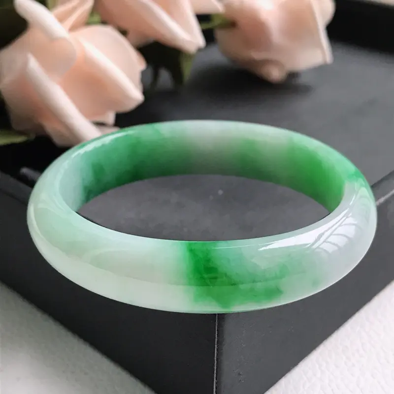 【自然光拍摄 圈口55mm 飘阳绿贵妃手镯C156 玉质细腻水润,条形大方,高贵优雅,端庄大气,正圈53圈口可戴
温馨提示:避免手镯圈口佩戴不合适,可以先咨询客服,询问测量圈口方法】图3
