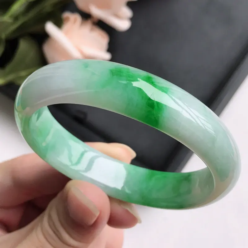 【自然光拍摄 圈口55mm 飘阳绿贵妃手镯C156 玉质细腻水润,条形大方,高贵优雅,端庄大气,正圈53圈口可戴
温馨提示:避免手镯圈口佩戴不合适,可以先咨询客服,询问测量圈口方法】图1