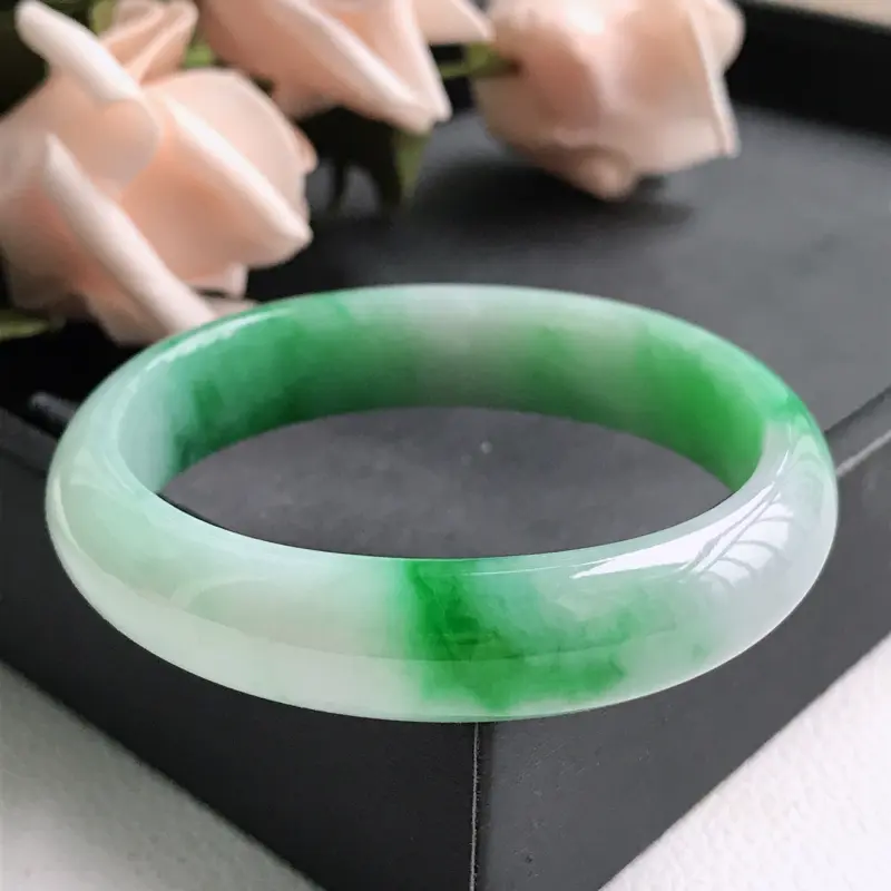 【自然光拍摄 圈口55mm 飘阳绿贵妃手镯C156 玉质细腻水润,条形大方,高贵优雅,端庄大气,正圈53圈口可戴
温馨提示:避免手镯圈口佩戴不合适,可以先咨询客服,询问测量圈口方法】图2