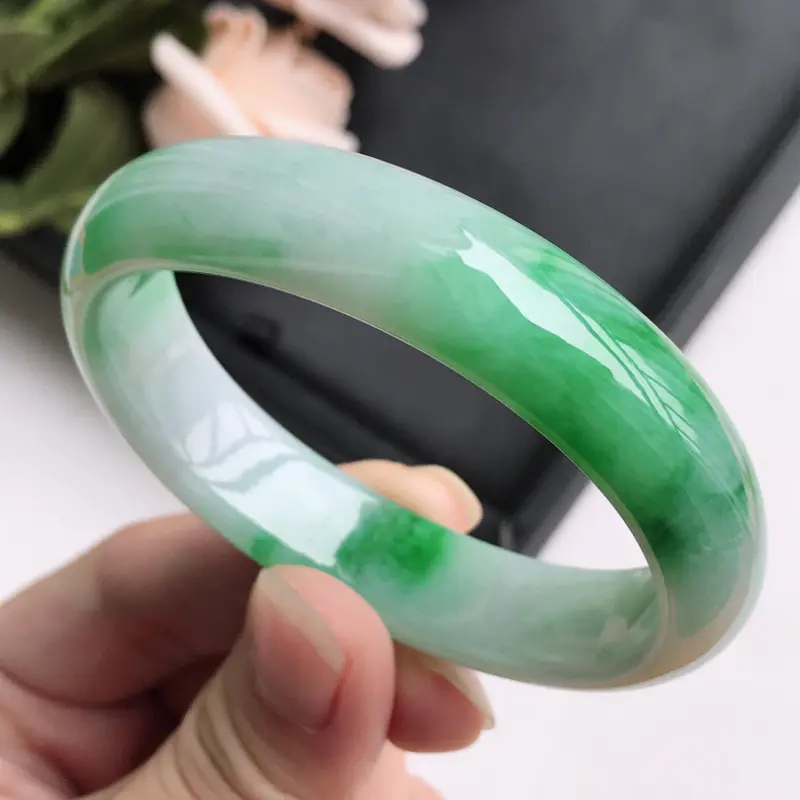 【自然光拍摄 圈口55mm 飘阳绿贵妃手镯C156 玉质细腻水润,条形大方,高贵优雅,端庄大气,正圈53圈口可戴
温馨提示:避免手镯圈口佩戴不合适,可以先咨询客服,询问测量圈口方法】图7