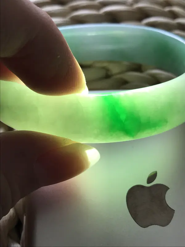 【自然光拍摄 圈口55mm 飘阳绿贵妃手镯C156 玉质细腻水润,条形大方,高贵优雅,端庄大气,正圈53圈口可戴
温馨提示:避免手镯圈口佩戴不合适,可以先咨询客服,询问测量圈口方法】图9