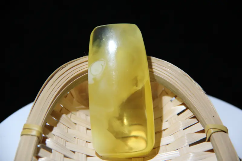 【纯天然原矿梦幻意境飘白妖花蜜蜡平安牌
全品无杂无裂,无任何瑕疵,珀与蜜的完美演绎,纹路妖孽,罕见孤品妖孽纹,见到就是缘分,色泽油润,意境超美,佩戴尊贵不凡,彰显气度!送人或者自留都是非常完美的选择。适合收藏!
尺寸62*29*16mm克重20.5克!】图5