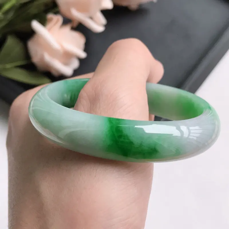 【自然光拍摄 圈口55mm 飘阳绿贵妃手镯C156 玉质细腻水润,条形大方,高贵优雅,端庄大气,正圈53圈口可戴
温馨提示:避免手镯圈口佩戴不合适,可以先咨询客服,询问测量圈口方法】图8