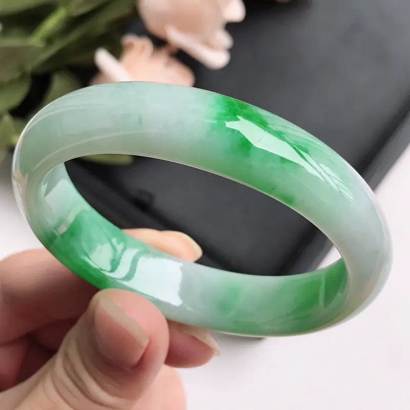 【自然光拍摄 圈口55mm 飘阳绿贵妃手镯C156 玉质细腻水润,条形大方,高贵优雅,端庄大气,正圈53圈口可戴
温馨提示:避免手镯圈口佩戴不合适,可以先咨询客服,询问测量圈口方法】图5