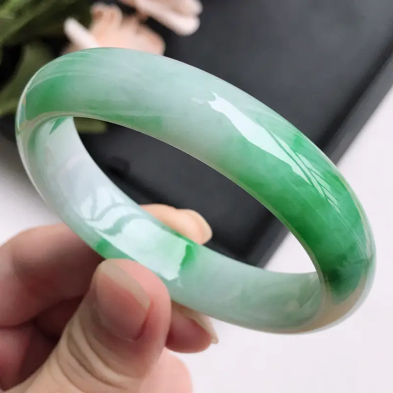 【自然光拍摄 圈口55mm 飘阳绿贵妃手镯C156 玉质细腻水润,条形大方,高贵优雅,端庄大气,正圈53圈口可戴
温馨提示:避免手镯圈口佩戴不合适,可以先咨询客服,询问测量圈口方法】图6