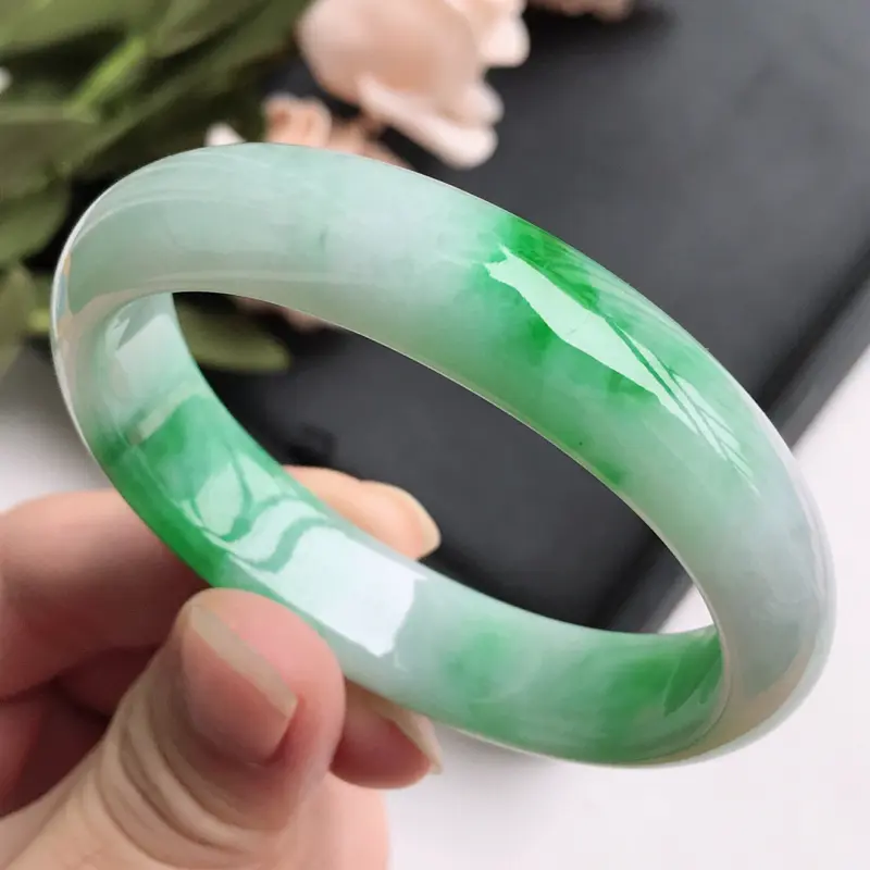 【自然光拍摄 圈口55mm 飘阳绿贵妃手镯C156 玉质细腻水润,条形大方,高贵优雅,端庄大气,正圈53圈口可戴
温馨提示:避免手镯圈口佩戴不合适,可以先咨询客服,询问测量圈口方法】图4