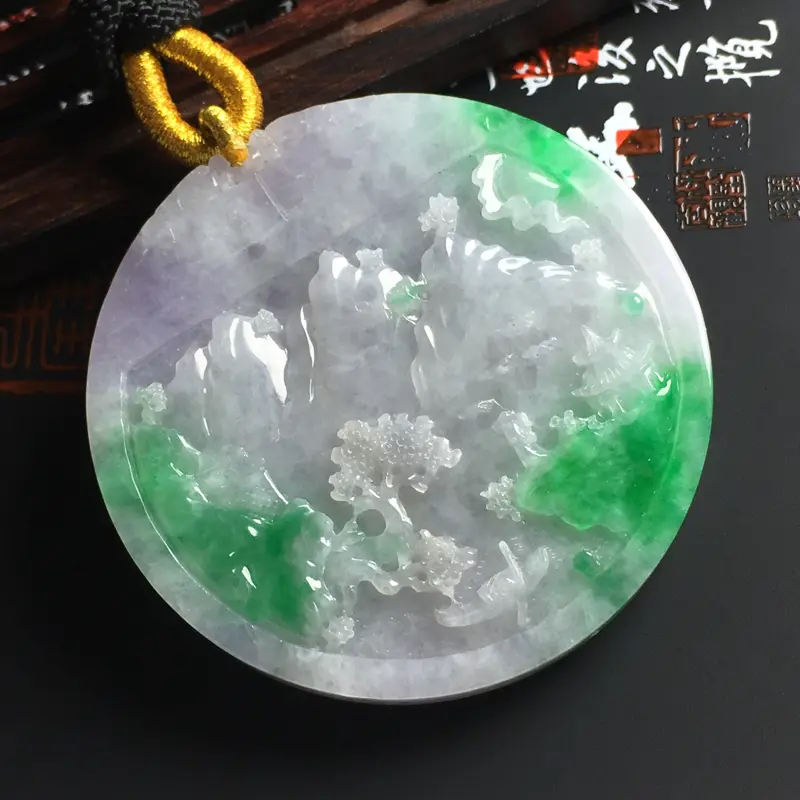 【糯种春彩山水牌吊坠 尺寸55-7.6毫米 色泽艳丽 玉质细腻 雕工精美 款式大气】图2