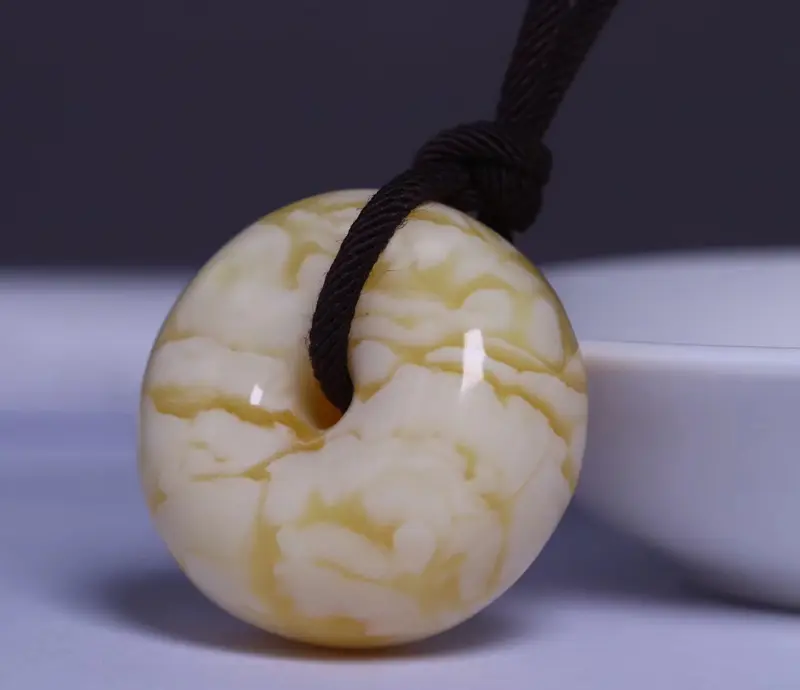 【纯天然原矿意境飘瓷白妖花蜜蜡平安扣
全品无杂无裂,无任何瑕疵,纹路妖孽,罕见孤品妖孽纹,见到就是缘分,色泽油润,意境超美,佩戴尊贵不凡,彰显气度!送人或者自留都是非常完美的选择。适合收藏! 尺寸34*18mm克重14.05克!】图4
