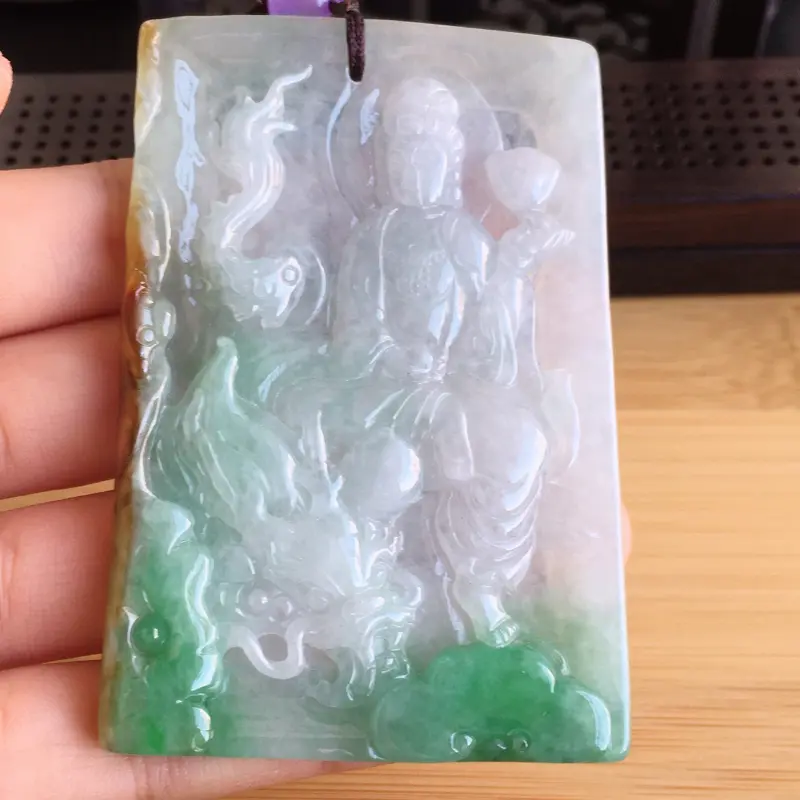 【天然缅甸翡翠A货三彩特色货翡翠观音普度众生吊坠,雕工精细 玉质细腻 佩戴高档 尺寸73x48x6mm 重量51.77g 。(顶珠为配饰珠)】图6