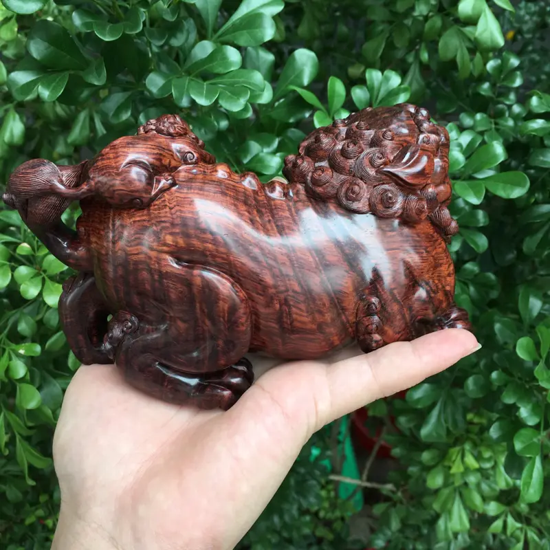 【海南黄花梨精品手把件(吉龙款太狮),满水波纹,名师精雕,精工精雕,纯手工精雕,镇宅辟邪,招财进宝,高油高密,色泽均匀,把玩收藏送礼首选品,规格:长:160mm,宽:70.7mm,高:105.5,克重:488克,值得推荐】图3
