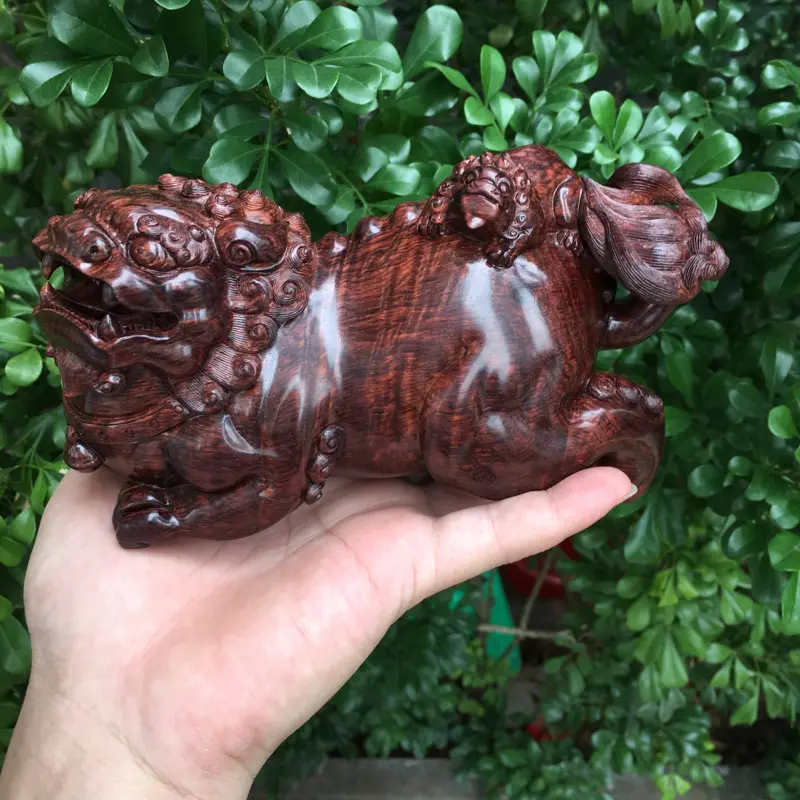 【海南黄花梨精品手把件(吉龙款太狮),满水波纹,名师精雕,精工精雕,纯手工精雕,镇宅辟邪,招财进宝,高油高密,色泽均匀,把玩收藏送礼首选品,规格:长:160mm,宽:70.7mm,高:105.5,克重:488克,值得推荐】图1