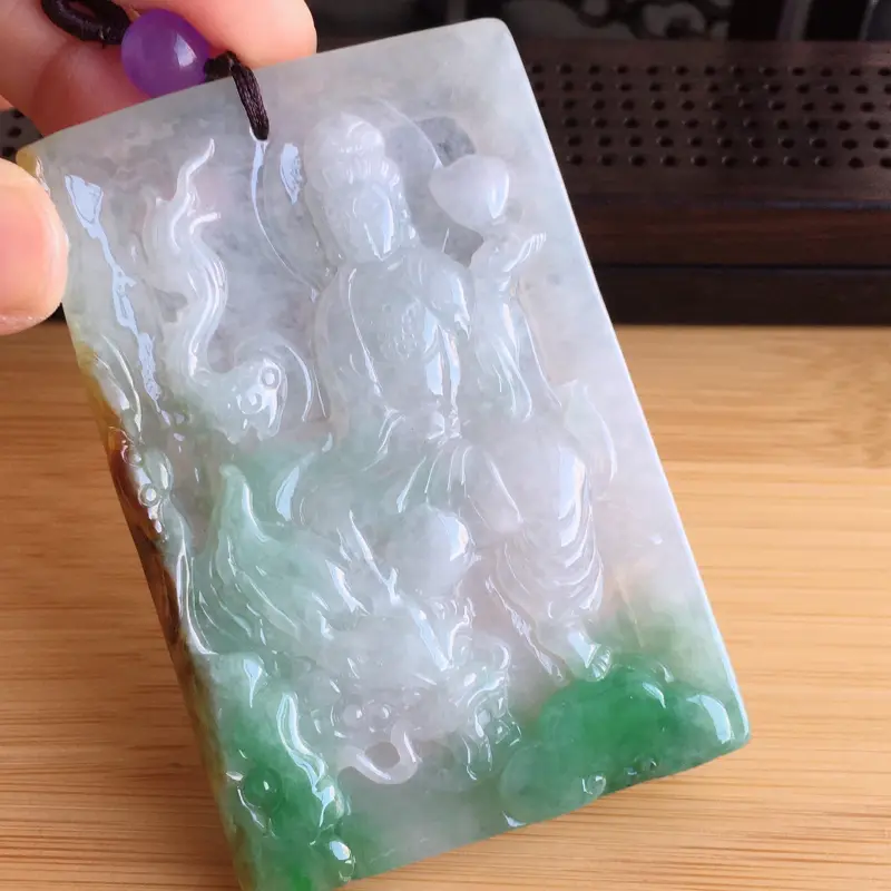 【天然缅甸翡翠A货三彩特色货翡翠观音普度众生吊坠,雕工精细 玉质细腻 佩戴高档 尺寸73x48x6mm 重量51.77g 。(顶珠为配饰珠)】图2