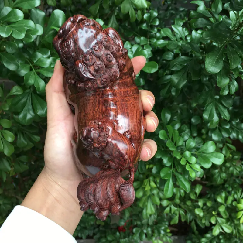 【海南黄花梨精品手把件(吉龙款太狮),满水波纹,名师精雕,精工精雕,纯手工精雕,镇宅辟邪,招财进宝,高油高密,色泽均匀,把玩收藏送礼首选品,规格:长:160mm,宽:70.7mm,高:105.5,克重:488克,值得推荐】图4