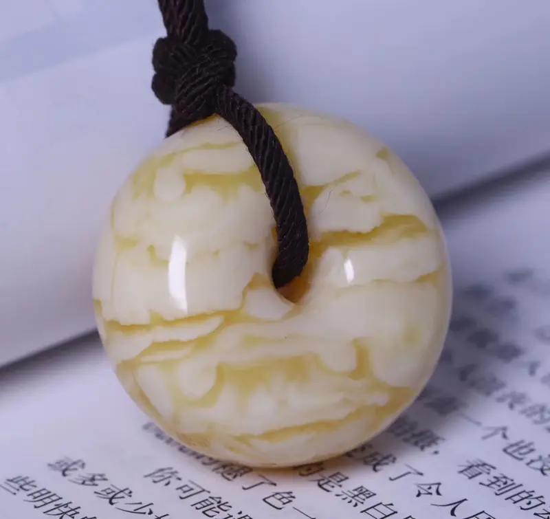 【纯天然原矿意境飘瓷白妖花蜜蜡平安扣
全品无杂无裂,无任何瑕疵,纹路妖孽,罕见孤品妖孽纹,见到就是缘分,色泽油润,意境超美,佩戴尊贵不凡,彰显气度!送人或者自留都是非常完美的选择。适合收藏! 尺寸34*18mm克重14.05克!】图2