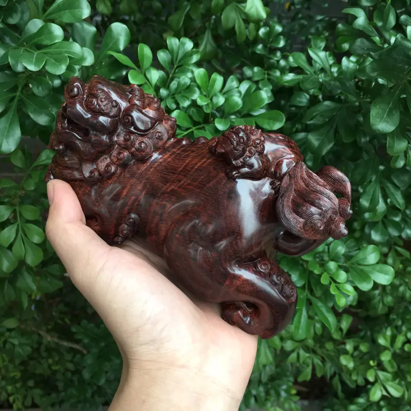 【海南黄花梨精品手把件(吉龙款太狮),满水波纹,名师精雕,精工精雕,纯手工精雕,镇宅辟邪,招财进宝,高油高密,色泽均匀,把玩收藏送礼首选品,规格:长:160mm,宽:70.7mm,高:105.5,克重:488克,值得推荐】图6