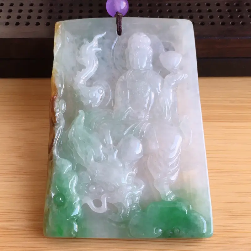 【天然缅甸翡翠A货三彩特色货翡翠观音普度众生吊坠,雕工精细 玉质细腻 佩戴高档 尺寸73x48x6mm 重量51.77g 。(顶珠为配饰珠)】图3
