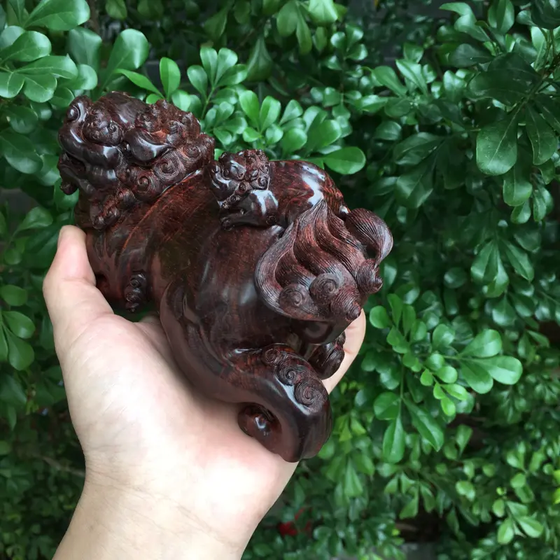 【海南黄花梨精品手把件(吉龙款太狮),满水波纹,名师精雕,精工精雕,纯手工精雕,镇宅辟邪,招财进宝,高油高密,色泽均匀,把玩收藏送礼首选品,规格:长:160mm,宽:70.7mm,高:105.5,克重:488克,值得推荐】图5