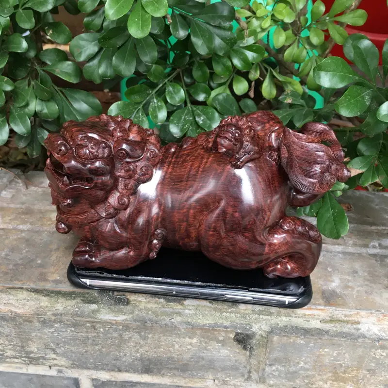 【海南黄花梨精品手把件(吉龙款太狮),满水波纹,名师精雕,精工精雕,纯手工精雕,镇宅辟邪,招财进宝,高油高密,色泽均匀,把玩收藏送礼首选品,规格:长:160mm,宽:70.7mm,高:105.5,克重:488克,值得推荐】图10