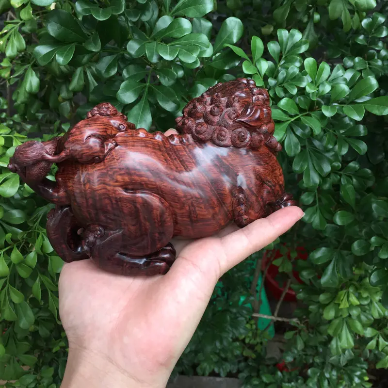 【海南黄花梨精品手把件(吉龙款太狮),满水波纹,名师精雕,精工精雕,纯手工精雕,镇宅辟邪,招财进宝,高油高密,色泽均匀,把玩收藏送礼首选品,规格:长:160mm,宽:70.7mm,高:105.5,克重:488克,值得推荐】图2