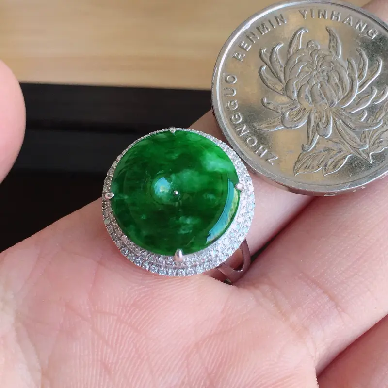 【内径17mm 天然缅甸翡翠A货18k金伴钻镶满绿翡翠平安扣戒指,色泽鲜艳 ,佩戴高档 ,尺寸包金17/7mm裸石14/2mm 重量3.70g 。】图9