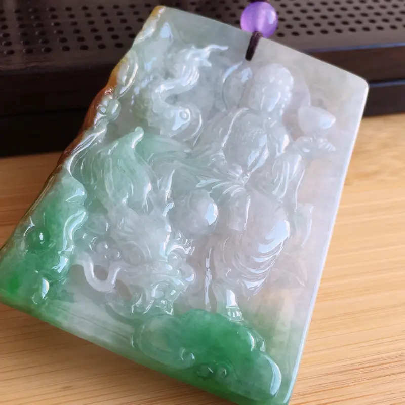 【天然缅甸翡翠A货三彩特色货翡翠观音普度众生吊坠,雕工精细 玉质细腻 佩戴高档 尺寸73x48x6mm 重量51.77g 。(顶珠为配饰珠)】图1