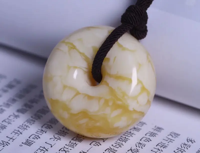 【纯天然原矿意境飘瓷白妖花蜜蜡平安扣
全品无杂无裂,无任何瑕疵,纹路妖孽,罕见孤品妖孽纹,见到就是缘分,色泽油润,意境超美,佩戴尊贵不凡,彰显气度!送人或者自留都是非常完美的选择。适合收藏! 尺寸34*18mm克重14.05克!】图3